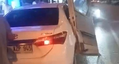 Minibüsün kapısı otomobilde asılı kaldı