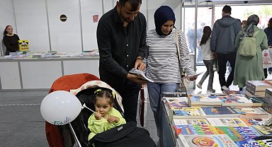 Minik eller bu fuarda ilk kitaplarını seçti