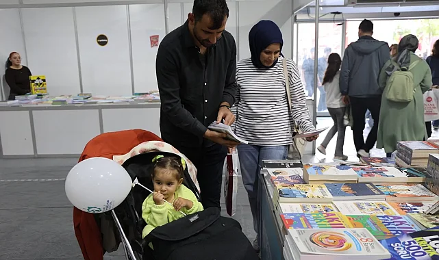 Minik eller bu fuarda ilk kitaplarını seçti