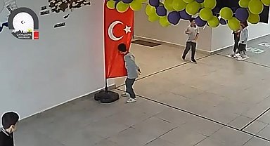 Minik öğrencinin Türk bayrağı sevgisi: Oyun oynarken durdu, bayrağı öpüp devam etti