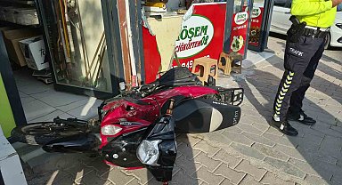 Motosiklet çocuğa çarpıp iş yerine daldı: 1 yaralı