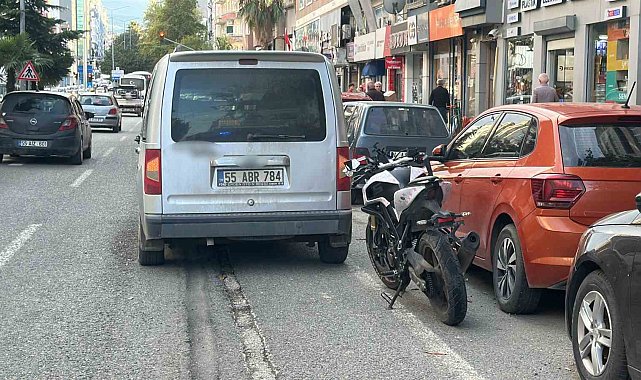 Motosiklet hafif ticari araca çarptı: 2 yaralı