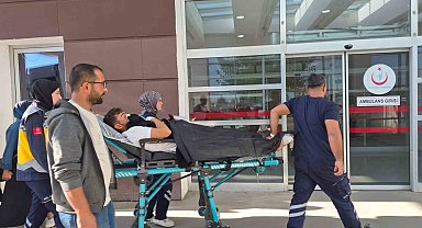 Motosiklet ile hafif ticari araç çarpıştı: 1 yaralı