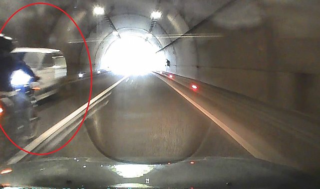 Motosiklet sürücüsü otomobillerin arasında kalmaktan kıl payı kurtuldu