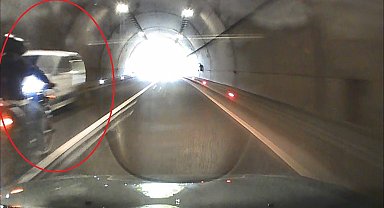 Motosiklet sürücüsü otomobillerin arasında kalmaktan kıl payı kurtuldu