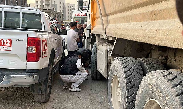 Motosiklet sürücüsünün öldüğü kazayı görmek isteyen meraklı vatandaşlar birbiriyle yarıştı