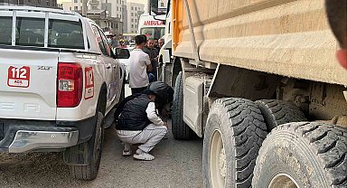 Motosiklet sürücüsünün öldüğü kazayı görmek isteyen meraklı vatandaşlar birbiriyle yarıştı