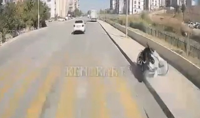 Motosikletin direğe çarptığı kaza kamerada