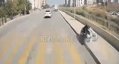Motosikletin direğe çarptığı kaza kamerada