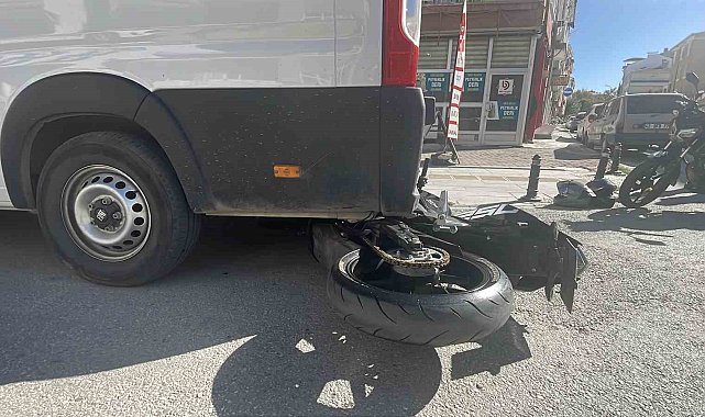 Motosikletin minibüsün altına girdiği kaza kameraya yansıdı