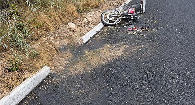 Motosikletin şarampole devrildiği kaza güvenlik kamerasında: 1 ağır yaralı
