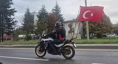 Motosikletinin arkasına astığı Türk bayraklarıyla çevre yolunda ilerledi
