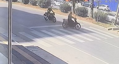 Motosikletler çarpıştı, sürücülerden biri hayatını kaybetti: Kaza anı kamerada