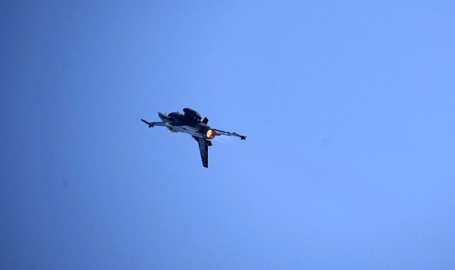Mudanya'da SOLOTÜRK coşkusu: Gökyüzü gösterisine yoğun katılım
