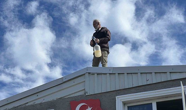 Mudanya'da yıkım krizi: Ev sahibi çatıya çıktı