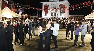 Mudanya'da yağmur altında Cumhuriyet valsi