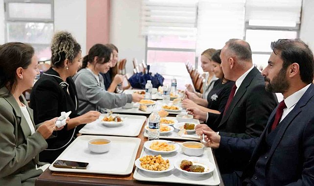 Müdür Özalp, Bandırma'daki yurtlarda öğrencilerle buluştu
