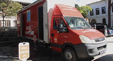 Muğla Halk Kütüphanesi'nde hizmet gezici kütüphaneyle sürüyor