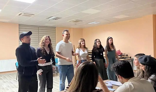 Muğla'da gençler kendi yazdıkları skeçleri sahneledi