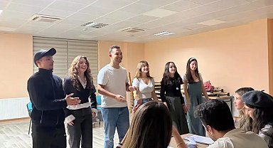 Muğla'da gençler kendi yazdıkları skeçleri sahneledi