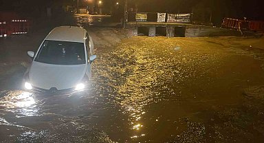 Muğla'da yağış nedeniyle yol çöktü, çukura düşen araç yolda mahsur kaldı