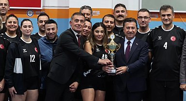 Muğla'da Cumhuriyet Kupası'nda personel sahaya çıktı