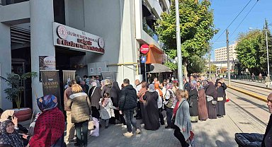 Mukaddes emanetleri görebilmek için metrelerce kuyruk oluşturdular