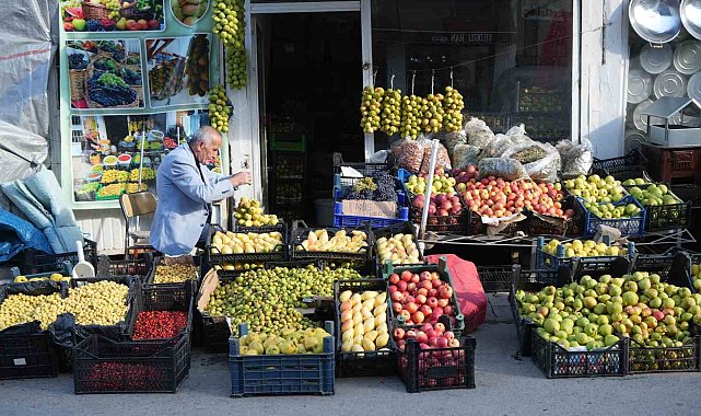 Muş'ta 40 yıllık gelenek: Güz armutlarını ipe dizerek saklıyor