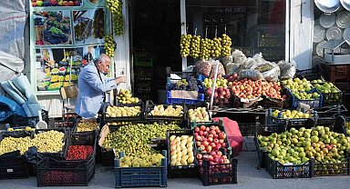 Muş'ta 40 yıllık gelenek: Güz armutlarını ipe dizerek saklıyor