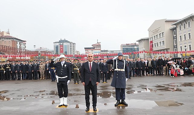 Muş'ta Cumhuriyet Bayramı coşkusu çelenk töreni ve yürüyüşle başladı
