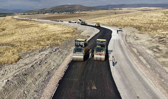 Muş'ta köy yollarında asfalt çalışmaları sürüyor