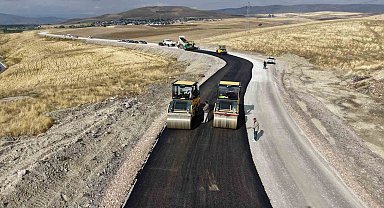 Muş'ta köy yollarında asfalt çalışmaları sürüyor
