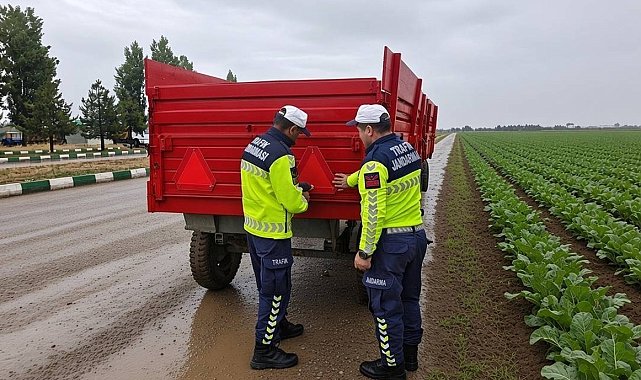 Muş'ta traktör römorklarına reflektör takıldı