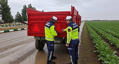 Muş'ta traktör römorklarına reflektör takıldı