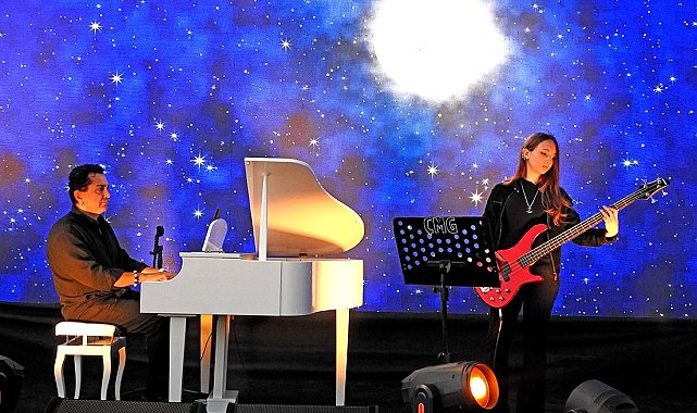 Mustafa Boran Durgun, Çeşme'de bestelediği eserlerini Çeşme Kalesi'nde seslendirdi