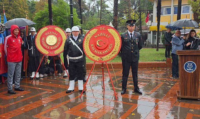 Nazilli'de çelenk sunma töreni yağmur altında yapıldı