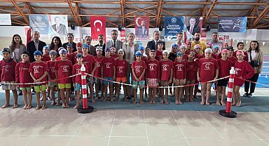 Nazilli'de çocuklar yüzme öğreniyor