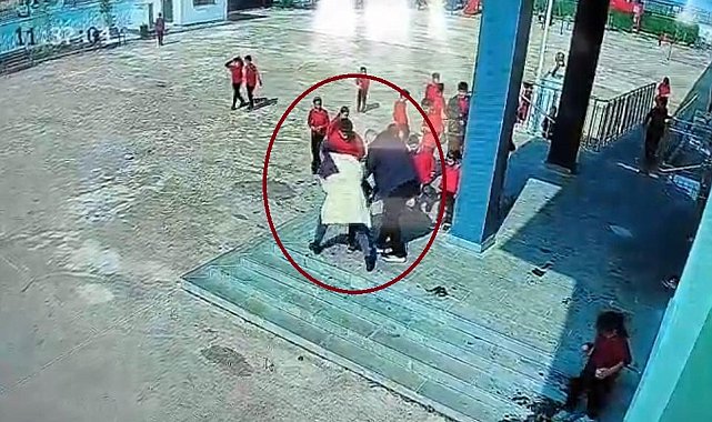 Nefes borusuna mandalina parçası kaçan öğrenciyi müdür yardımcısının kurtardığı anlar kamerada