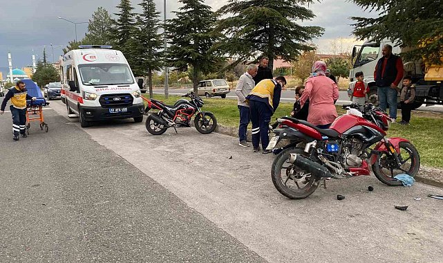 Niğde'de motosikletler kafa kafaya çarpıştı: 2 yaralı