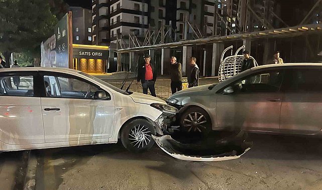 Niğde'de otomobil direğe ve park halindeki araca çarptı: 1 yaralı