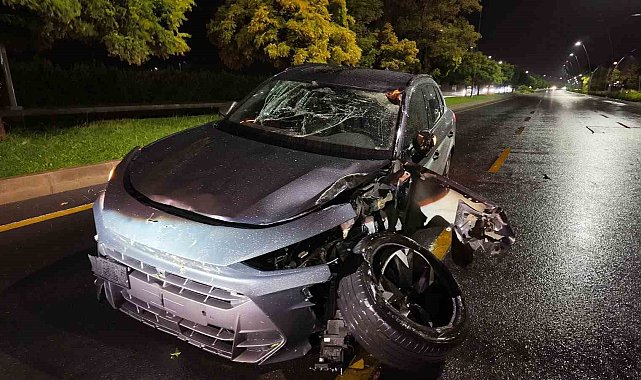 Niğde'de refüje çıkarak, ağaca çarpan SUV araç kullanılamaz hale geldi