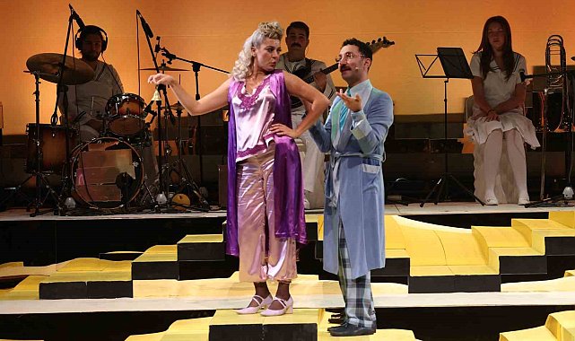 Nilüfer Kent Tiyatrosu yeni sezonu "Lüküs Hayat" ile açtı