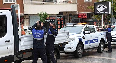 Nilüfer'de kaldırım ve yolları işgal eden tabelalar toplandı