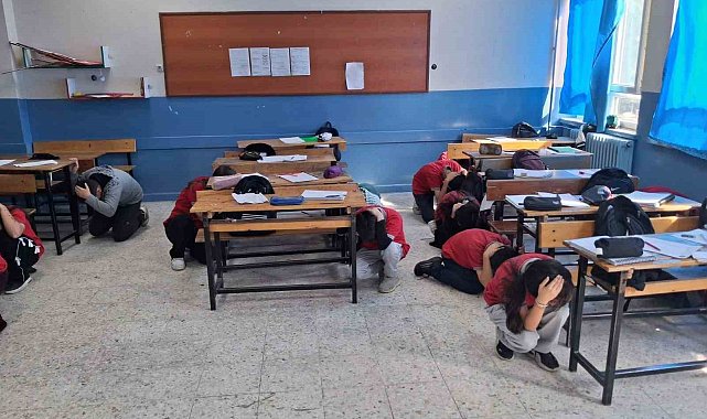 Öğrenciler depreme 'Çök-kapan-tutun" ile hazırlandı