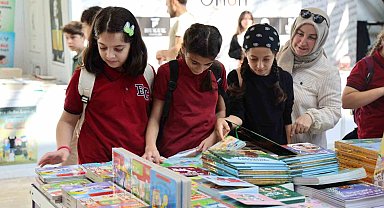 Öğrenciler Kocaeli Kitap Fuarı'nda kitapların dünyasını keşfediyor