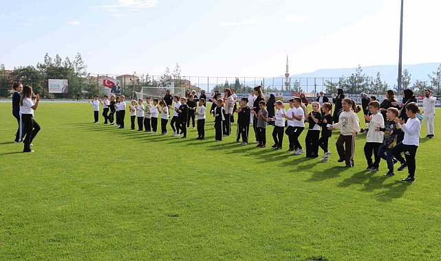 Öğrenciler ve aileler spor yapıp, geleneksel oyunlar oynadı