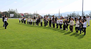 Öğrenciler ve aileler spor yapıp, geleneksel oyunlar oynadı