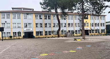 Öğrencilerin kavgasını ayıran hizmetli darbedildi, öğretmen baygınlık geçirdi