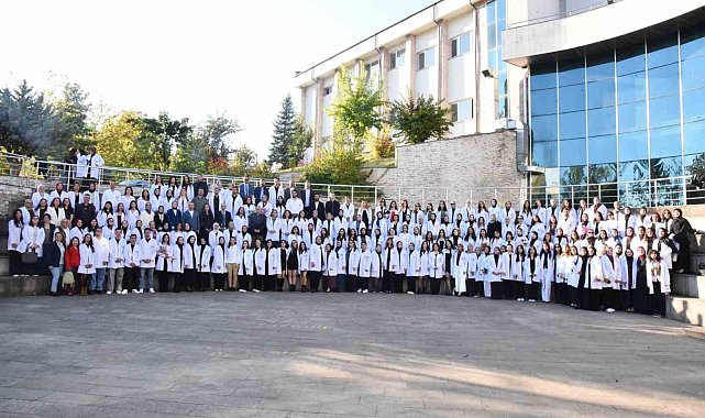 Öğretmen adayları önlüklerini giydi