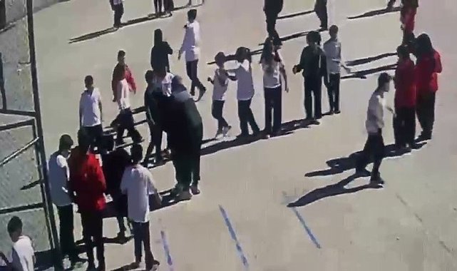 Öğretmenin hayat kurtaran manevrası güvenlik kamerasında